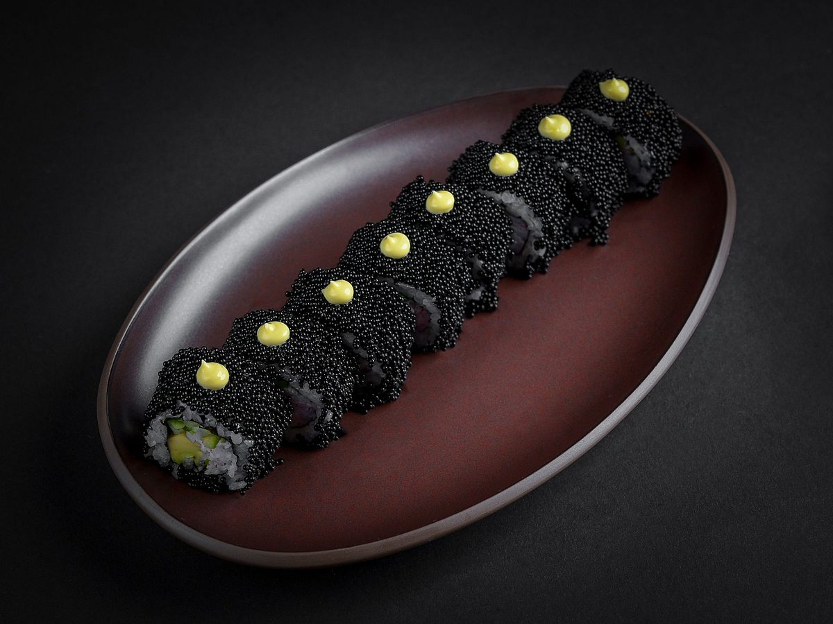 Sushi-Rolle mit Garnitur