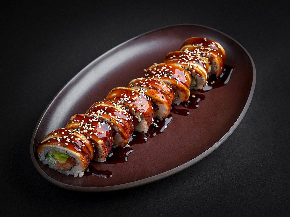 Sushi-Rolle mit roter Garnitur